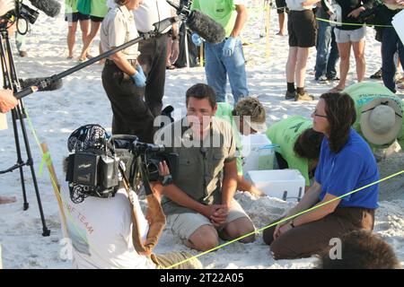 12. Juli 2010: Gulf Shores, AL: Jeff Corwin sitzt zusammen mit USFWS Southeast Regional Director Cindy Dohner bei einer Nestgrabung. Foto von Barbara Maxfield, USFWS. Themen: Deepwater Horizon Ölpest; Mitarbeiter (USFWS); Reptilien; Umzug. Lage: Alabama. Stockfoto