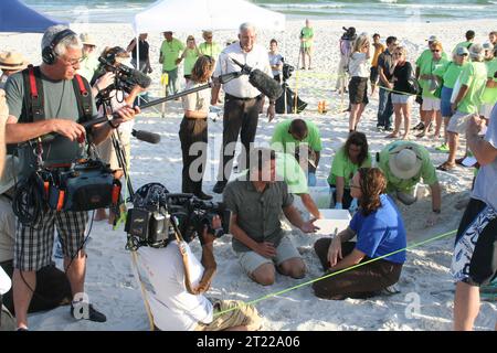 12. Juli 2010: Gulf Shores, AL: Jeff Corwin und seine Crew zeichnen ein Segment für die MSNBC auf. Foto von Barbara Maxfield, USFWS. Themen: Deepwater Horizon Ölpest; Mitarbeiter (USFWS); Reptilien; Umzug. Lage: Alabama. Stockfoto