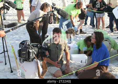 12. Juli 2010: Gulf Shores, AL: Jeff Corwin spricht mit USFWS Southeast Regional Director Cindy Dohner während einer Nestgrabung. Foto von Barbara Maxfield, USFWS. Themen: Deepwater Horizon Ölpest; Mitarbeiter (USFWS); Reptilien; Umzug. Lage: Alabama. Stockfoto