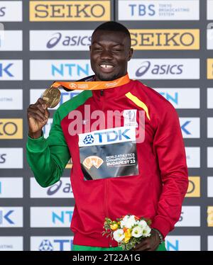 Hugues Fabrice Zango aus Burkina Faso Goldmedaillenzeremonie im Dreifachsprung-Finale der Männer bei den Leichtathletik-Weltmeisterschaften bei den National Athletics Stockfoto