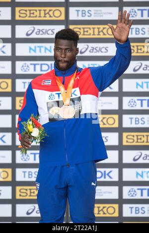 Hugues Fabrice Zango aus Burkina Faso Goldmedaillenzeremonie im Dreifachsprung-Finale der Männer bei den Leichtathletik-Weltmeisterschaften bei den National Athletics Stockfoto