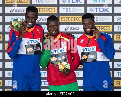 Lázaro Martínez, Hugues Fabrice Zango und Cristian Nápoles Medaillenzeremonie im Dreifachsprung-Finale der Männer bei den Leichtathletik-Weltmeisterschaften im Stockfoto