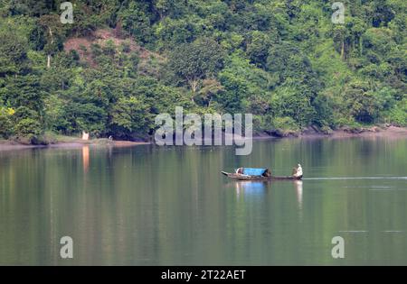 Fischerboot auf dem Kaptai-See. Dieses Foto wurde aus Kaptai, Bangladesch, aufgenommen. Stockfoto