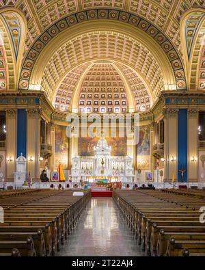 Mittelschiff und Schiff im historischen Our Lady of Sorrows Basilica National Shrine am Jackson Blvd in Chicago, Illinois Stockfoto