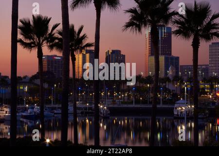 Ein herrlicher kalifornischer Sonnenuntergang über dem Rainbow Harbor mit Downtown Long Beach im Hintergrund. Kalifornien, USA. Stockfoto