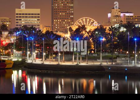 Nachtblick auf den Pike und Downtown Long Beach vom Rainbow Harbor, Kalifornien, USA. Stockfoto