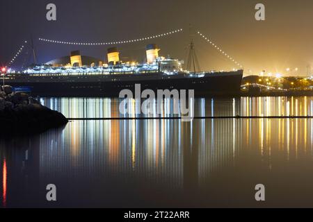 Die Historic RMS Queen Mary startete 1934 und legte schließlich 1967 an der Mündung des Los Angeles River in Long Beach, Kalifornien, fest. Stockfoto