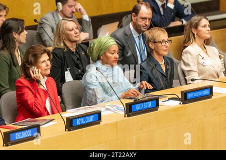 Königin Sylvia von Schweden, Amina Mohammed, Anna Karin Enestrom und Prinzessin Madeleine nahmen am 16. Oktober 2023 an der Veranstaltung „Platzieren des Kinderschutzes im Zentrum von nachhaltigem Reisen und Tourismus“ im UN-Hauptquartier in New York Teil Stockfoto