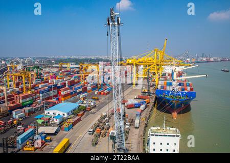 Luftaufnahme des Hafens von Chittagong. Es ist der wichtigste Seehafen von Bangladesch. Gelegen in Bangladeschs Hafenstadt Chittagong und am Ufer des Karnaphu Stockfoto