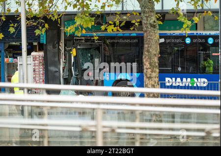 Manchester, Großbritannien. Oktober 2023. Ein Bus ist in ein T4 Bubble Tea Cafe in Piccadilly Gardens im Stadtzentrum von Manchester gestürzt. Es wurde eine Reihe von Verletzungen gemeldet. Quelle: Thomas Jackson/Alamy Live News Stockfoto