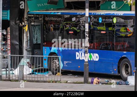 Manchester, Großbritannien. Oktober 2023. Ein Bus ist in ein T4 Bubble Tea Cafe in Piccadilly Gardens im Stadtzentrum von Manchester gestürzt. Es wurde eine Reihe von Verletzungen gemeldet. Quelle: Thomas Jackson/Alamy Live News Stockfoto