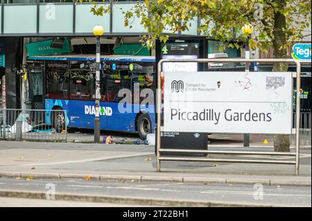 Manchester, Großbritannien. Oktober 2023. Ein Bus ist in ein T4 Bubble Tea Cafe in Piccadilly Gardens im Stadtzentrum von Manchester gestürzt. Es wurde eine Reihe von Verletzungen gemeldet. Quelle: Thomas Jackson/Alamy Live News Stockfoto