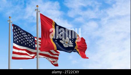 Mississippi Staatsflagge winkt mit der amerikanischen Flagge an einem klaren Tag. 3D-Darstellung. Gewelltes Material. Stockfoto