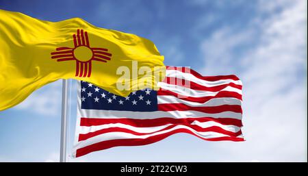 New Mexico Staatsflagge winkt mit der amerikanischen Flagge ein klarer Tag. Bundesstaat im Südwesten der Vereinigten Staaten. 3D-Darstellung. Fabelhaft Stockfoto