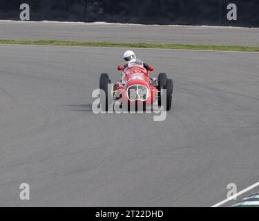 Ein 1948 Maserati 4CLT Grand Prix Rennwagen, der von Patrick Blakeney-Edwards beim Goodwood Revival 2023 gefahren wurde Stockfoto