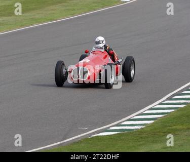 Ein 1948 Maserati 4CLT Grand Prix Rennwagen, der von Patrick Blakeney-Edwards beim Goodwood Revival 2023 gefahren wurde Stockfoto