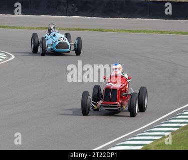 Ein 1935 Maserati 4 cm Voiturette Rennwagen führt beim Goodwood Revival 2023 einen Talbot-Lago Typ 26C aus dem Jahr 1948 an Stockfoto