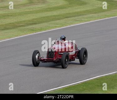 Fritz Burkard fährt 1933 seinen Alfa Romeo 8C 2300 Monza Rennwagen beim Goodwood Revival 2023 Stockfoto