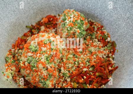 Fleisch und Gemüse in einem Gulasch-Kessel Stockfoto
