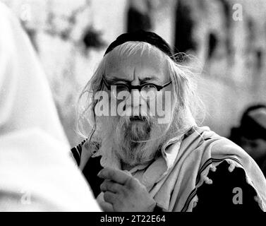 Israel, Jerusalem: Ein Rabbiner betet auf der Klagemauer. Stockfoto