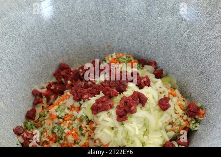Fleisch und Gemüse in einem Gulasch-Kessel Stockfoto