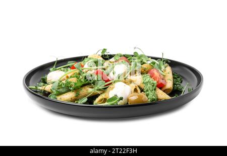 Köstlicher Pesto Pasta Salat isoliert auf weiß Stockfoto