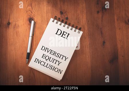 notizblock und Stift auf dem Tisch mit den Buchstaben D , E , I , Diversity Equity Inclusion , Konzept , Copy Space . Stockfoto