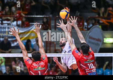 Jesi, Italien. Oktober 2023. Angriff von Rana Verona. Im Finale 1./2. Platz - Cucine Lube Civitanova vs Rana Verona, Volleyball Test Match in Jesi, Italien, 15. Oktober 2023 Credit: Independent Photo Agency/Alamy Live News Stockfoto