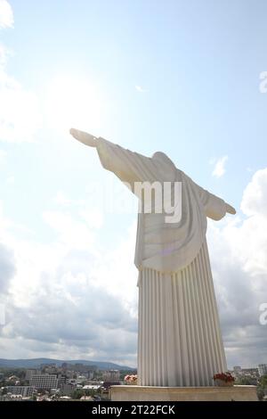 Truskavets, Ukraine - 22. Juli 2023: Christus-Erlöser-Statue vor der schönen Stadt Stockfoto