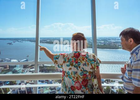 Samut Prakan, Thailand - 3. September 2023: Besucher sehen das Panorama der Stadt und des Chao Phraya Flusses vom Samut Prakan Tower aus Stockfoto