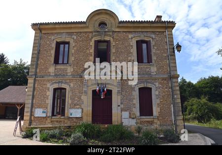 Das Mairie (Rathaus) in der kleinen Gemeinde Urval in der französischen Dordogne. Die Mairie ist ein wichtiger Teil der französischen Staatsverwaltung. Stockfoto