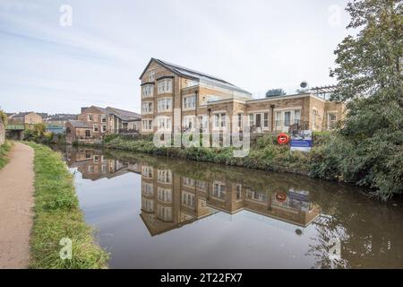 Das Mill House Pflegeheim am Leeds & Liverpool Kanal in Skipton. Stockfoto