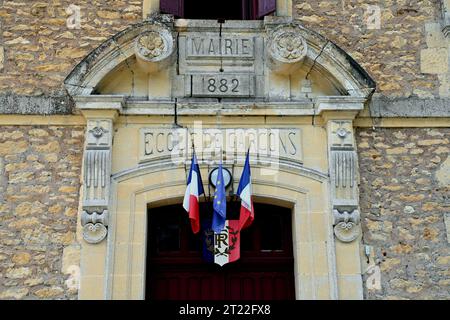 Das Mairie (Rathaus) in der kleinen Gemeinde Urval in der französischen Dordogne. Die Mairie ist ein wichtiger Teil der französischen Staatsverwaltung. Stockfoto