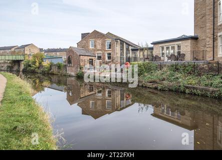 Das Mill House Pflegeheim am Leeds & Liverpool Kanal in Skipton. Stockfoto