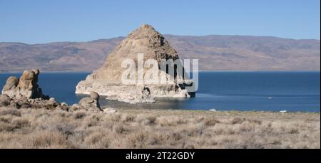 Das Anaho Island Refuge ist eine felsige Insel, die aus dem Pyramid Lake im Washoe County, Nevada, entspringt. Das Refugium wurde zum Wohle und zum Schutz kolonialer Brutarten und anderer Zugvögel eingerichtet. Es unterstützt Brutkolonien von am. Themen: Wildschutzgebiete; Scenics; Seen; Inseln. Lage: Nevada. Fish and Wildlife Service Site: ANAHO ISLAND NATIONAL WILDLIFE REFUGE. Stockfoto