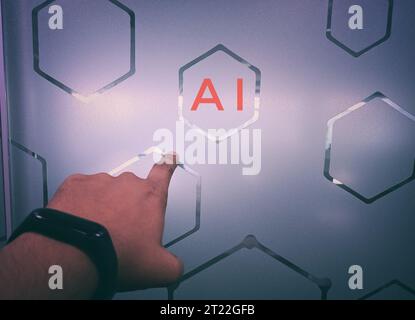 Ein kreatives Foto einer menschlichen Hand, die sich einem Block der künstlichen Intelligenz nähert. Futuristische Technologieentwicklung Stockfoto