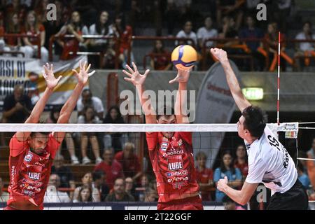 Jesi, Italien. Oktober 2023. Spike von Donovan Dzavoronok ( Rana Verona ). Im Finale 1./2. Platz - Cucine Lube Civitanova vs Rana Verona, Volleyball Test Match in Jesi, Italien, 15. Oktober 2023 Credit: Independent Photo Agency/Alamy Live News Stockfoto