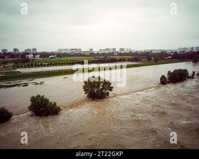 Luftbild des überfluteten Flusses Save in Zagreb, Kroatien, nach starkem Sturm und Regen, der slowenische Städte und Dörfer zerstörte und in kroatisch eindrang Stockfoto