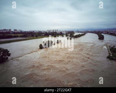 Luftbild des überfluteten Flusses Save in Zagreb, Kroatien, nach starkem Sturm und Regen, der slowenische Städte und Dörfer zerstörte und in kroatisch eindrang Stockfoto