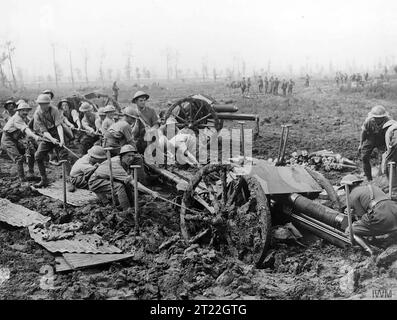 Die dritte Schlacht von Ypern (Schlacht von Passchendaele). Royal Field Artillery Schütze, die am 9. August 1917 eine 18-Pfünder-Feldpistole aus dem Schlamm bei Zillebeke schleppten. Foto von John Warwick Brooke. Stockfoto