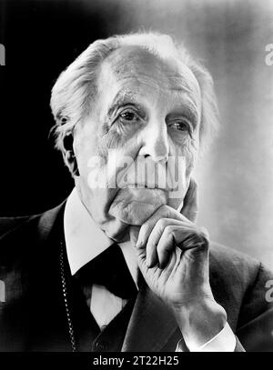 Frank Lloyd Wright (1867–1959), US-amerikanischer Architekt, Designer, Schriftsteller und Pädagoge Kopf-Schulter-Porträt Looking Left, Al Ravenna, New York World-Telegram und The Sun Newspaper Photograph Collection, 1954 Stockfoto