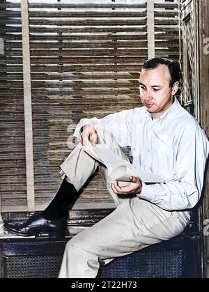 Neil Simon (1927–2018), US-amerikanischer Dramatiker, Drehbuchautor und Autor, Porträt sitzt auf Fensterbank und liest ein Drehbuch, Al Ravenna, New York World-Telegram and the Sun Newspaper Photograph Collection, 1966 Stockfoto