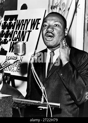 Martin Luther King, Jr., halblanges Porträt auf dem Podium während der Pressekonferenz, New York City, New York, USA, Walter Albertin, New York World-Telegram and the Sun Newspaper Photograph Collection, 8. Juni 1964 Stockfoto