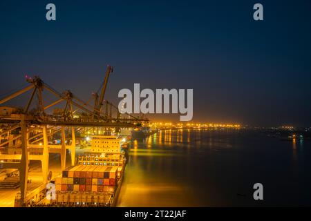 Luftaufnahme des Hafens von Chittagong. Es ist der wichtigste Seehafen von Bangladesch. Gelegen in Bangladeschs Hafenstadt Chittagong und am Ufer des Karnaphu Stockfoto