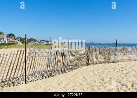 Sandzäune entlang des Strandes mit Downtown Provincetown, cape Code Bay am Horizont Stockfoto