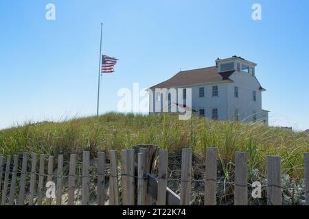 Oversand Permit Station am Race Point Beach, auf der Düne hinter Sandzaun. Gebaut im Jahr 1888 für lebensrettende Dienste als Stall für die Rettung von Küstenschiffbrüchen Stockfoto