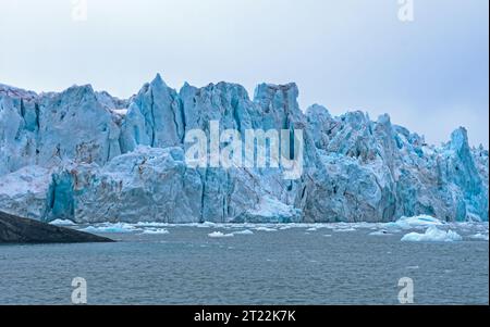 Kakophonie von blauem Eis auf einem Gezeitengletscher auf Monacobreen auf den Svalbard-Inseln in Norwegen Stockfoto