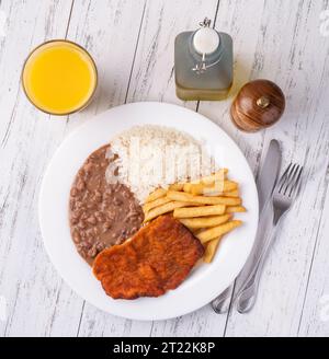 Mailänder Rindfleisch, Reis, Bohnen und pommes frites. Typisch brasilianisches Gericht. Stockfoto