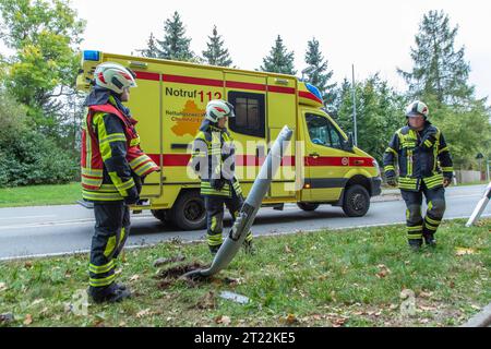 231016Unfallflucht News ID: EN 2023-10-16 auf Unfallflucht verunfallt PKW kollidiert mit Straßenlaterne Oelsnitz. Zwei Autofahrer haben sich nach einem Verkehrsunfall in Oelsnitz, eine Verfolgungsjagt durch die Stadt geliefert. Vorausgegangen war ein Verkehrsunfall zwischen einem VW und einem Mercedes Sprinter, auf der äußeren Stollberger Straße. Anstatt anzuhalten, gab der Fahrer des VW allerdings Gas und flüchtete vom Unfallort. Der Fahrer eines Mercedes nahm die Verfolgung auf. Dabei wurden laut Augenzeugenberichten, mit überhöhter Geschwindigkeit gefahren und rote Ampelsignale ignoriert Stockfoto