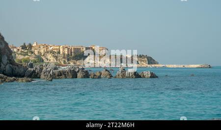 Die Stadt und der Yachthafen von Tropea vom Strand Parghelia aus gesehen. Provinz Vibo Valentia, Kampanien, Italien Stockfoto